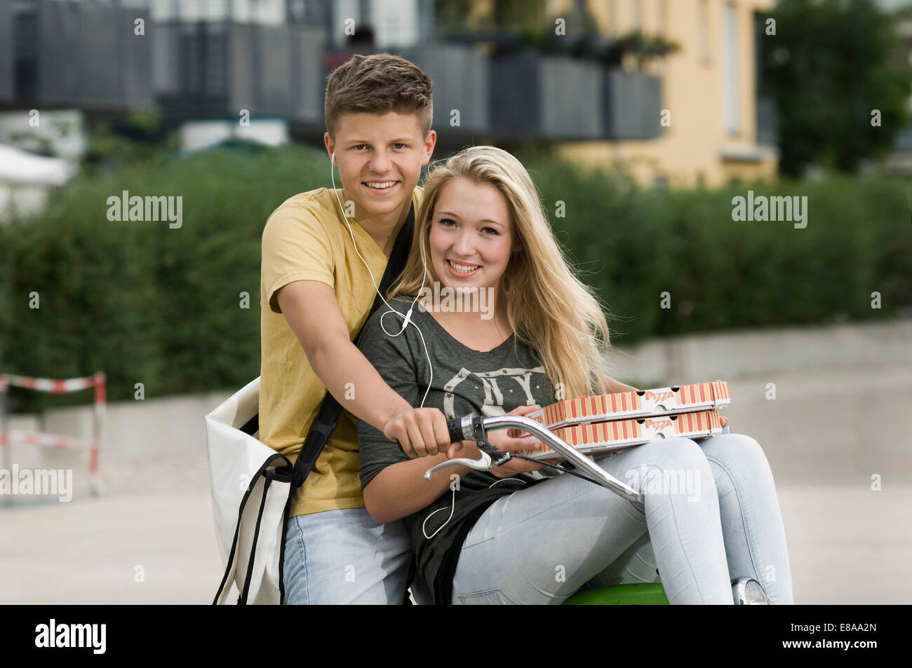 Porträt von Teenager-paar Musik hören mit dem Fahrrad, Lächeln Stockfoto