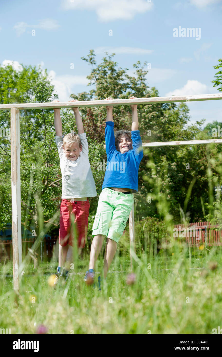 Jungs hängen Ziel Querbalken spielen Spaß fitness Stockfoto