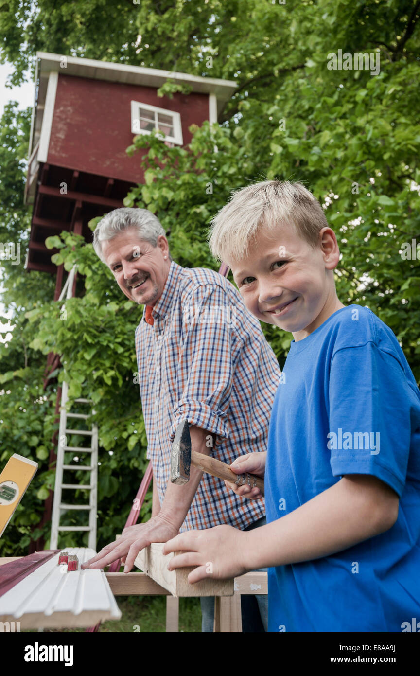 Großvater Enkel arbeiten zusammen-Baumhaus Stockfoto