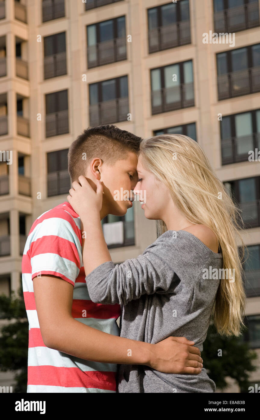 Teenager-Paar küssen einander an Stockfoto