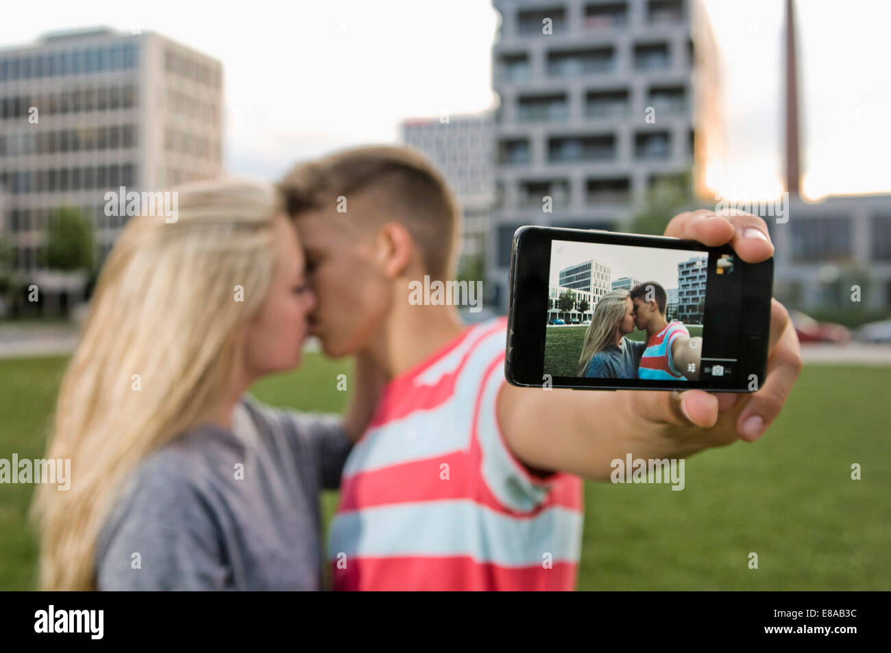 Teenager-paar unter Selbstporträt mit sich selbst Stockfoto