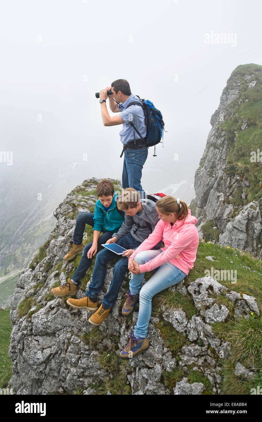 Vater Kinder im Teenageralter mit dem iPad in Bergen Stockfoto