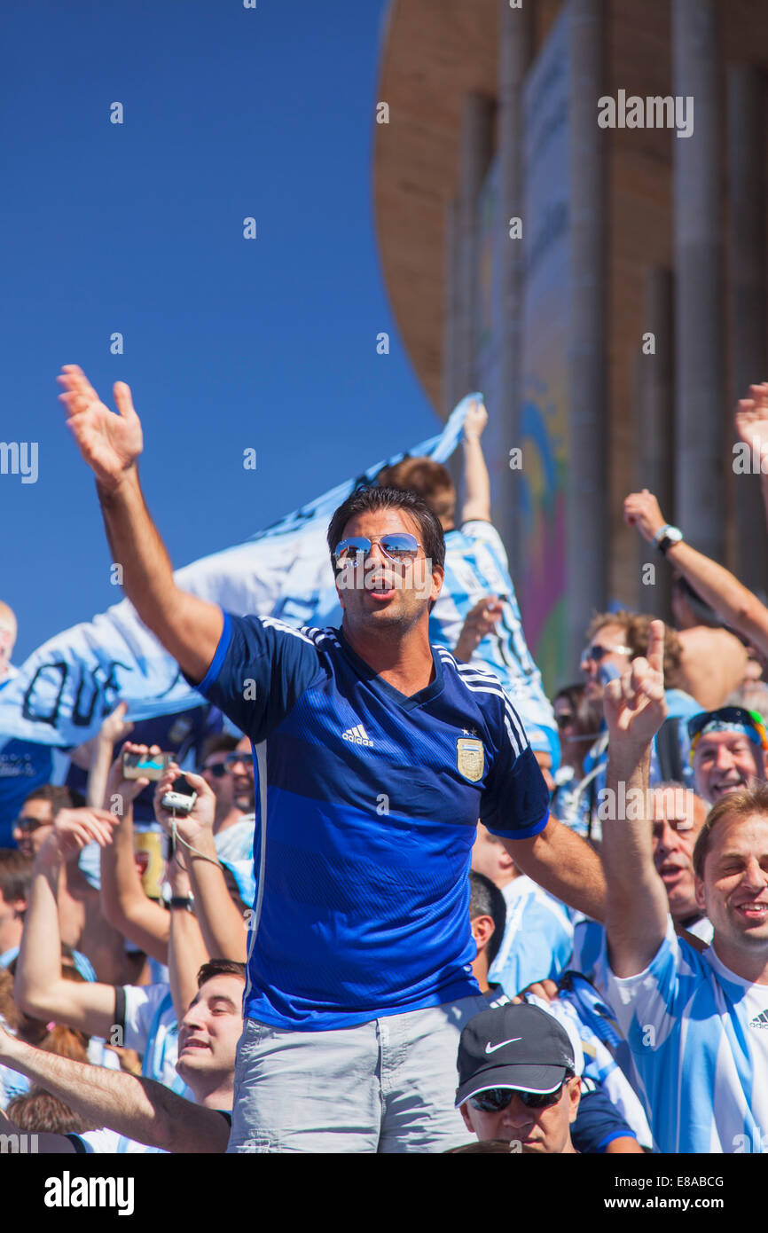 Argentinische Fußball-Fans außerhalb National Mane Garrincha Stadium für World Cup übereinstimmen, Brasilia, Distrito Federal, Brasilien Stockfoto