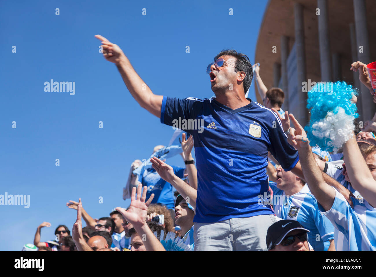 Argentinische Fußball-Fans außerhalb National Mane Garrincha Stadium für World Cup übereinstimmen, Brasilia, Distrito Federal, Brasilien Stockfoto