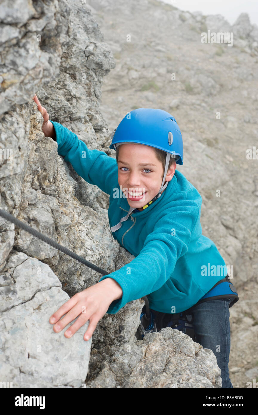 Lächelnd junger Teenager Kletterseil Helm Stockfoto