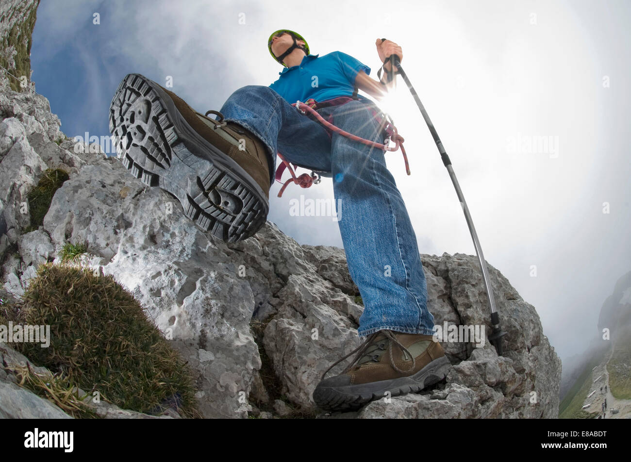 Mann klettern Berg Alpen Helm Stiefel detail Stockfoto