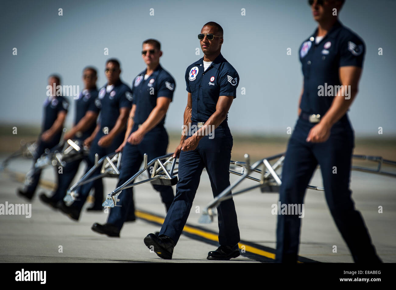 US Air Force Staff Sgt Benjamin Ayivorh, führt zweiter von rechts, eine Crew Chief mit die Thunderbirds, den Boden Show Teil der Antenne Leistung Gunfighter Himmel der Airshow in Mountain Home Air Force Base, Idaho, 20. September 2014 in. Stockfoto