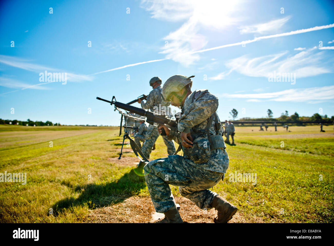 US-Soldaten in die kniende Position zu bewegen, während die Exzellenz im Wettbewerb (EIC) Teil der Army Reserve Kleinwaffen Stockfoto