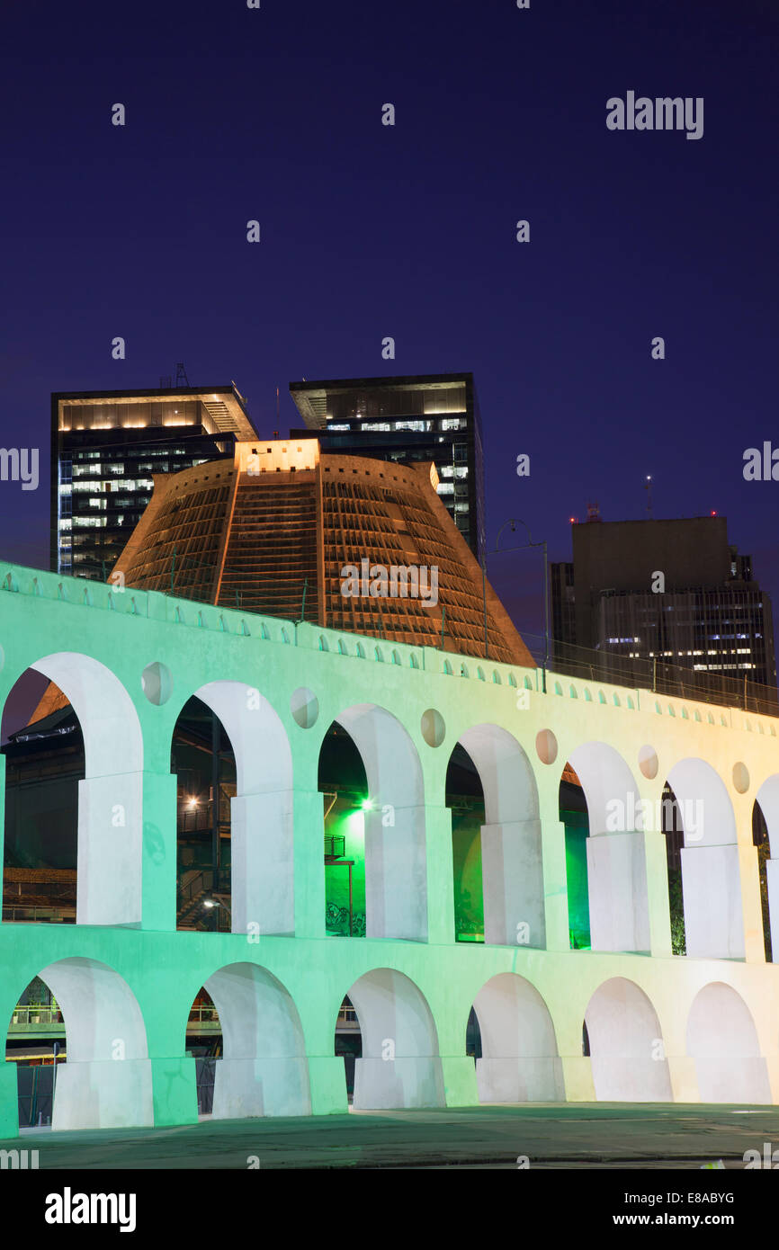 Arcos da Lapa (Carioca Aquädukt) und Metropolitan Kathedrale von Sankt Sebastian bei Dämmerung, Lapa, Rio De Janeiro, Brasilien Stockfoto