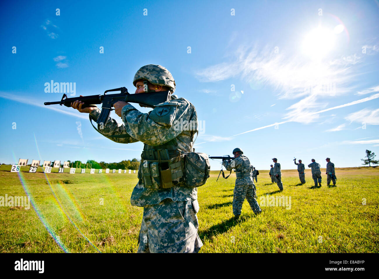 US-Soldaten schießen auf Ziele während der Spitzenleistungen im Wettbewerb (EIC) Teil der Army Reserve Kleinwaffen Meisterschaft in Camp Robinson, Arche, 23. September 2014. Stockfoto