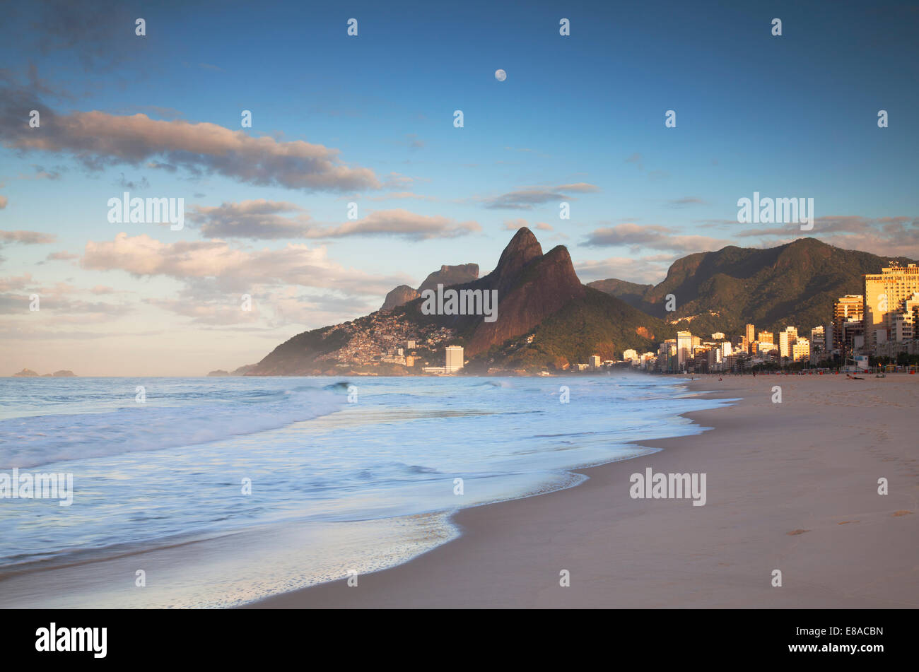 Strand von Ipanema in der Morgendämmerung, Rio De Janeiro, Brasilien Stockfoto