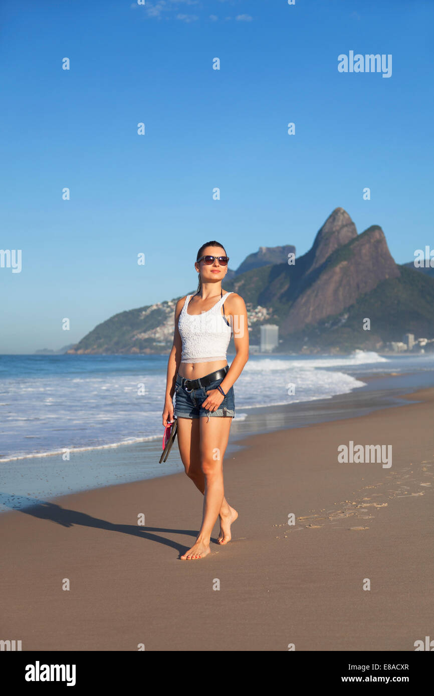 Frau zu Fuß am Strand von Ipanema, Rio De Janeiro, Brasilien Stockfoto