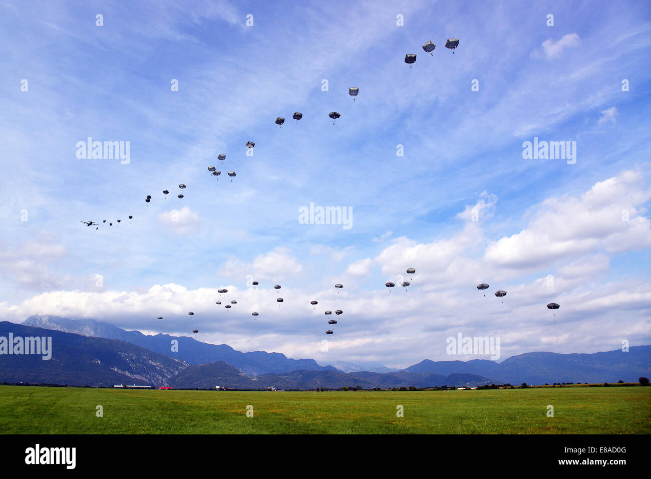 US Army Fallschirmjäger mit dem 173. Brigade Support Battalion, 173rd Airborne Brigade Combat Team führen eine zerstreute Betrieb mit t-11 Fallschirme aus eine c-130 Hercules-Flugzeuge bei Juliet Drop-Zone in Pordenone, Italien, 24. September 2014. Die c-130 Herkules Stockfoto