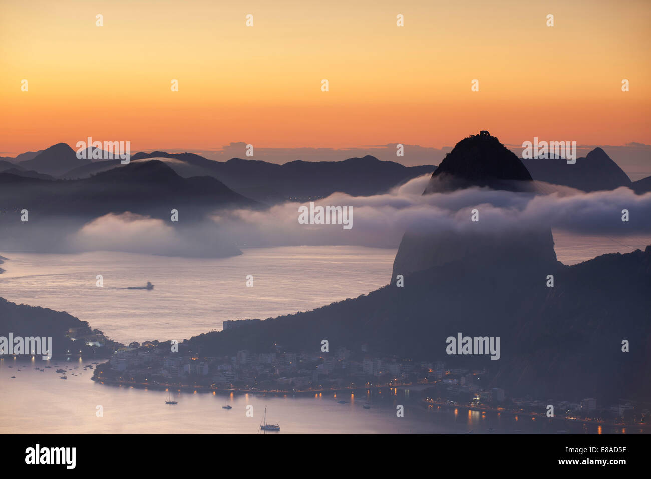 Zuckerhut (Pao de Acucar) in der Morgendämmerung, Rio De Janeiro, Brasilien Stockfoto