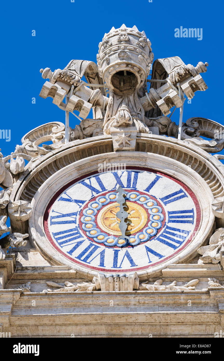 Uhren auf dem Dach von St. Peter Cathedral im Vatikan Stockfoto