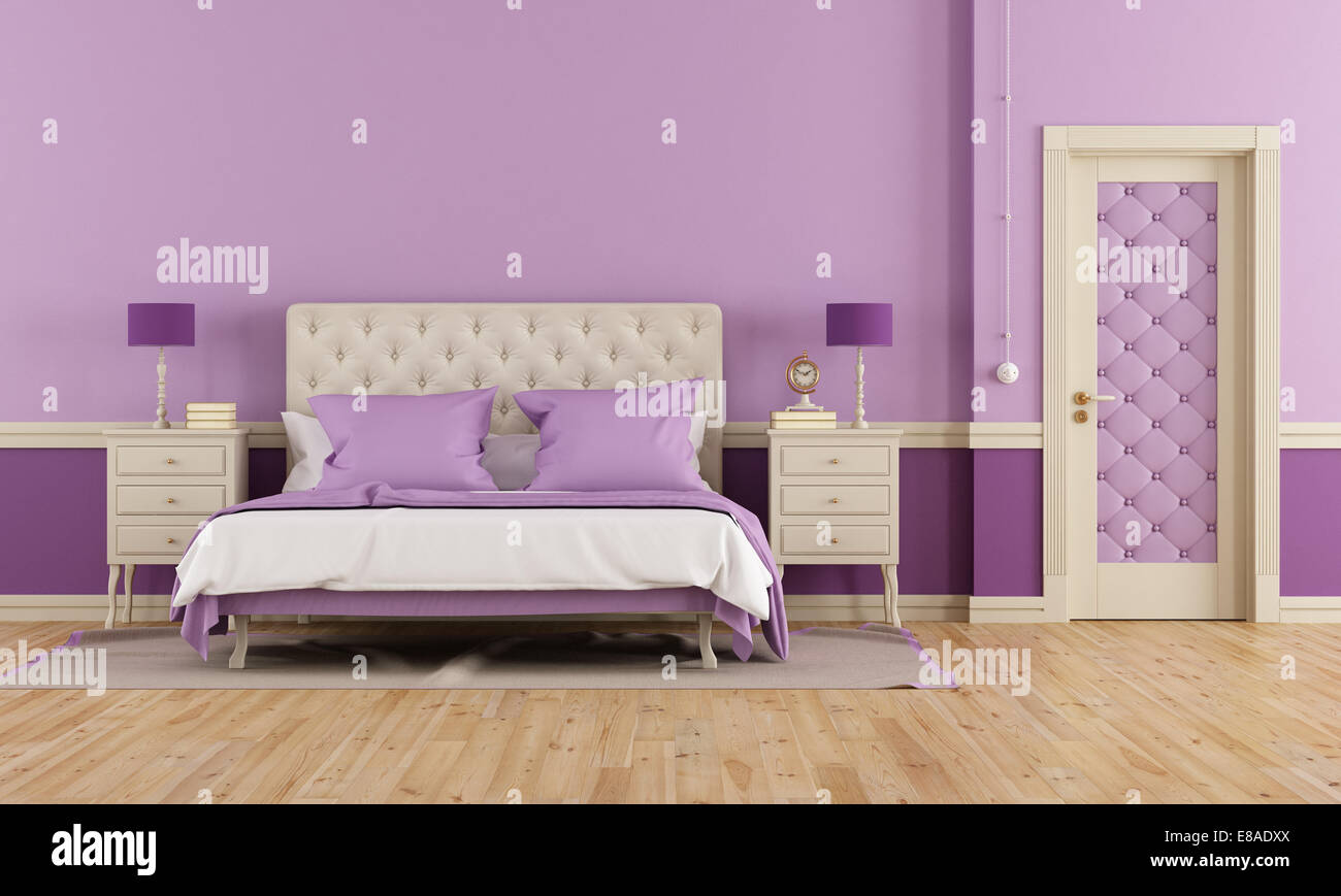 Lila Zimmer im klassischen Stil mit Doppelbett und geschlossener Tür Stockfoto