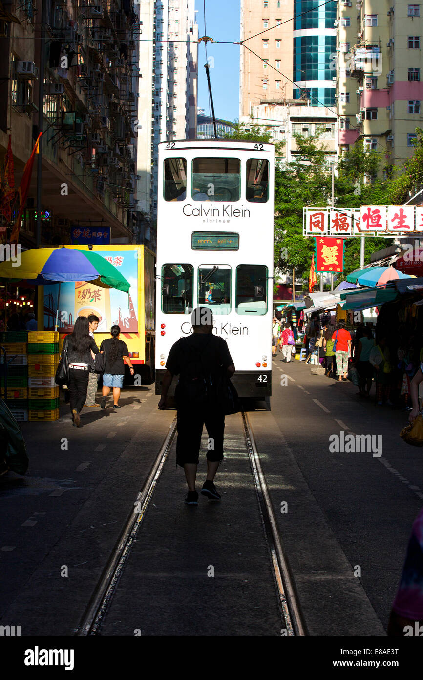 Vintage Straßenbahn nur langsam voran. Chun Yeung Street, Hong Kong. Stockfoto