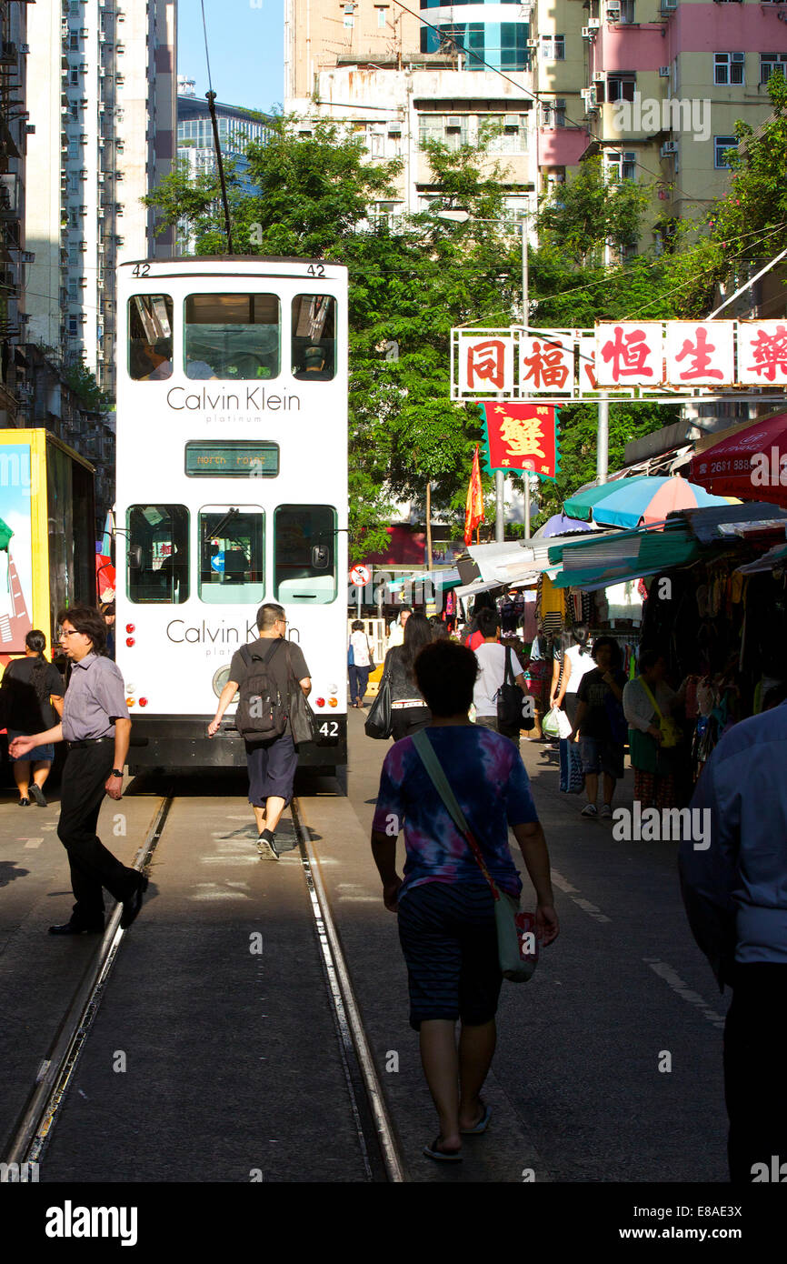 Vintage elektrische Straßenbahn macht langsam Fortschritte. Chun Yeung Street, Hong Kong. Stockfoto