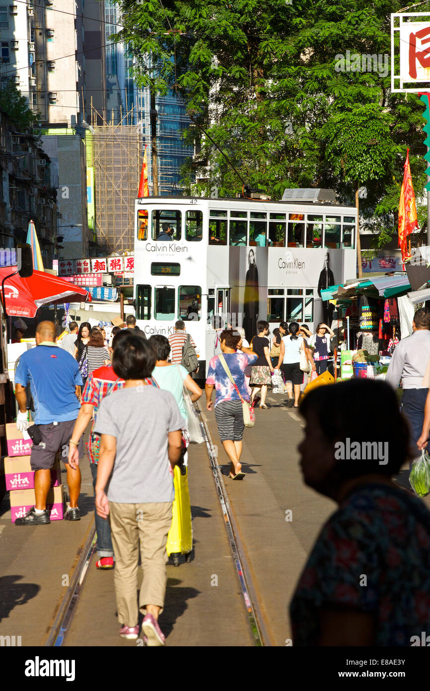 Traditionelle Straßenbahn nur langsam voran. Chun Yeung Street, Hong Kong. Stockfoto