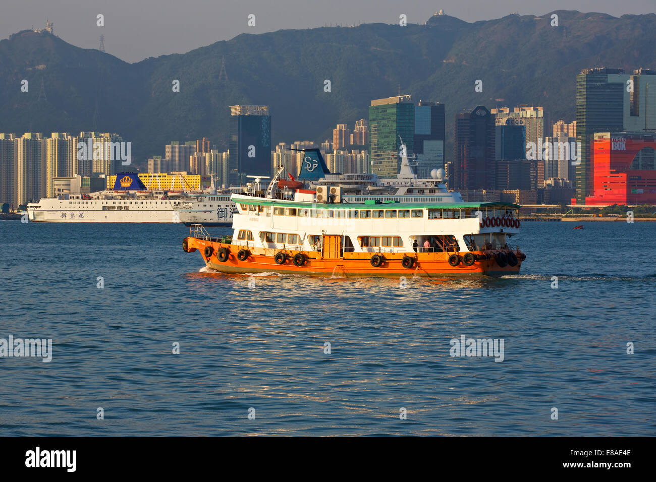 Abend Passagier Überfahrt mit der Fähre von Kowloon Bay, Hong Kong. Stockfoto