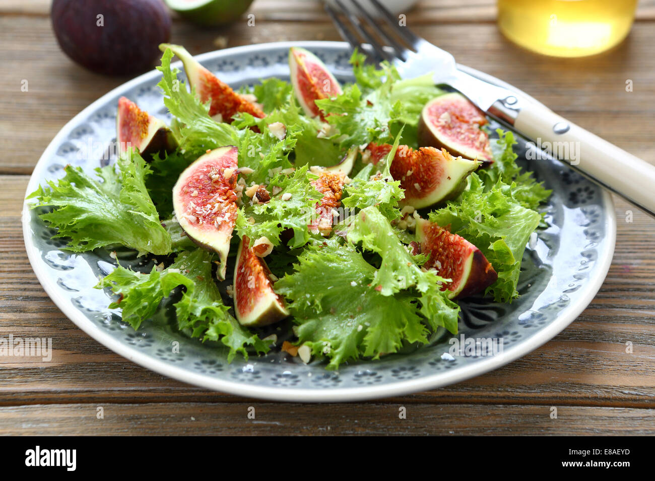 Frischer Salat mit Feigen und Salat, gesunde Ernährung Stockfoto