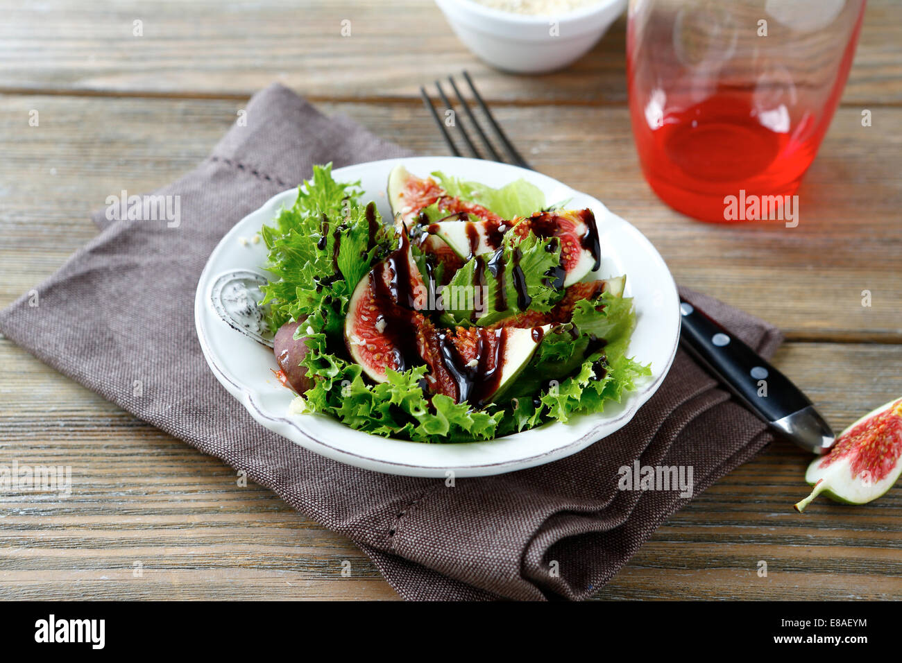 Salat mit Feigen, Salat und Balsamico Soße, gesunde Ernährung Stockfoto
