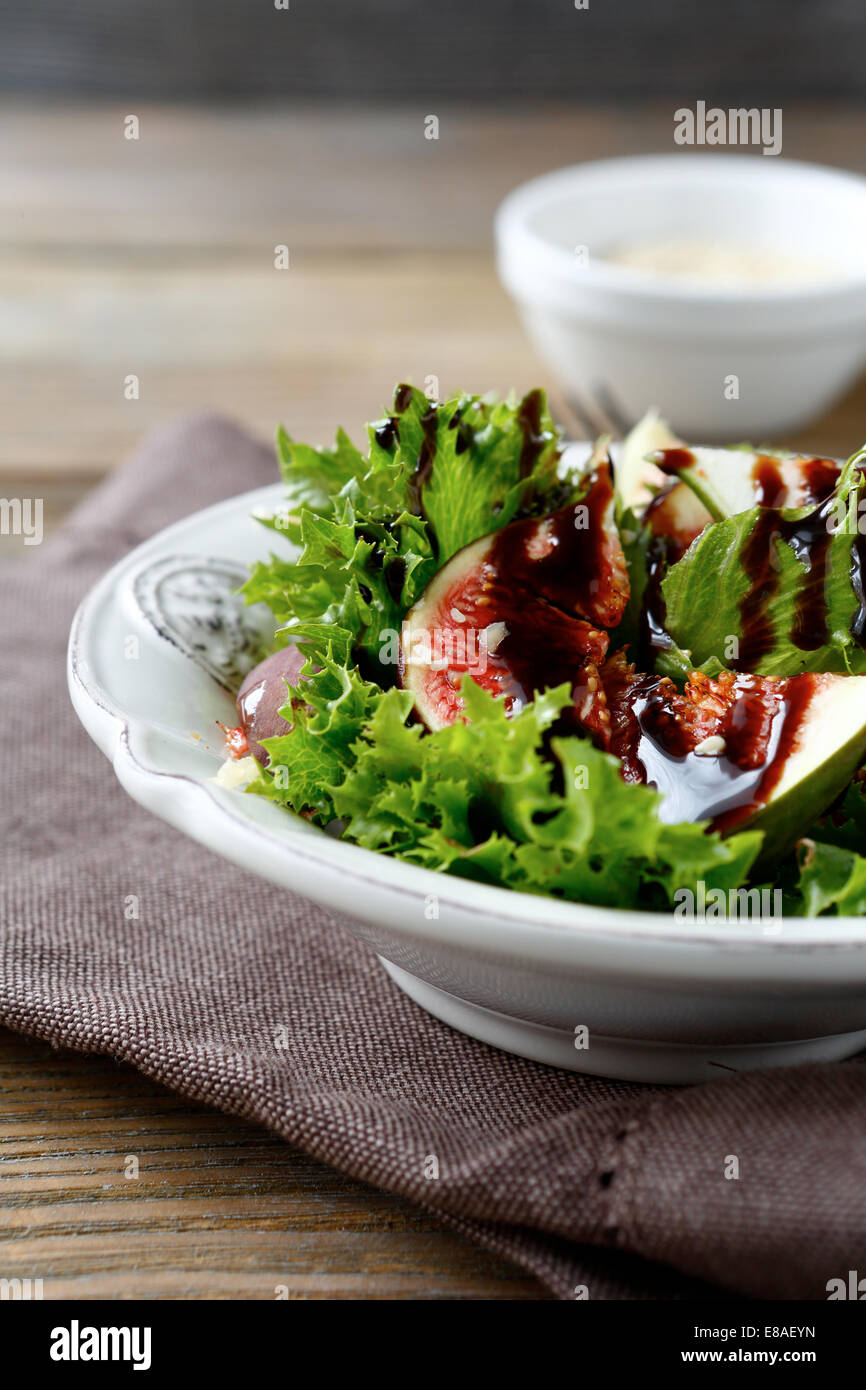 Salat mit Feigen und Salat in einer Schüssel essen hautnah auf einer Serviette Stockfoto