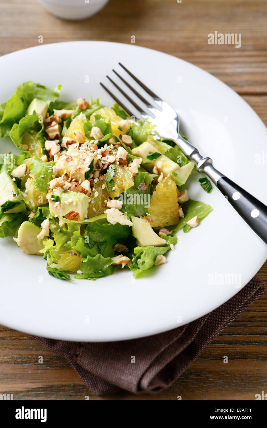 Salat mit Avocado, Salat, Orange und Nüssen, gesunde Ernährung Stockfoto