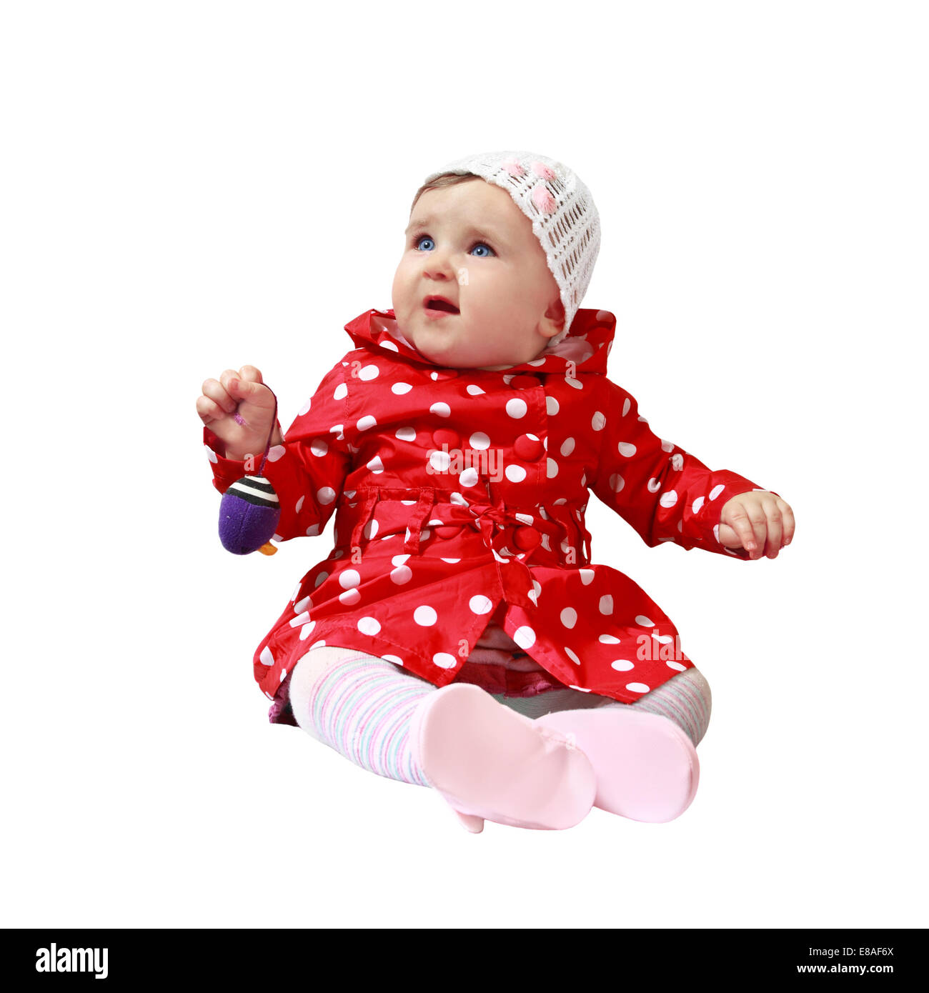 Kleinkind sitzt und Halt Spielzeug in der Hand isoliert auf weißem Hintergrund Stockfoto