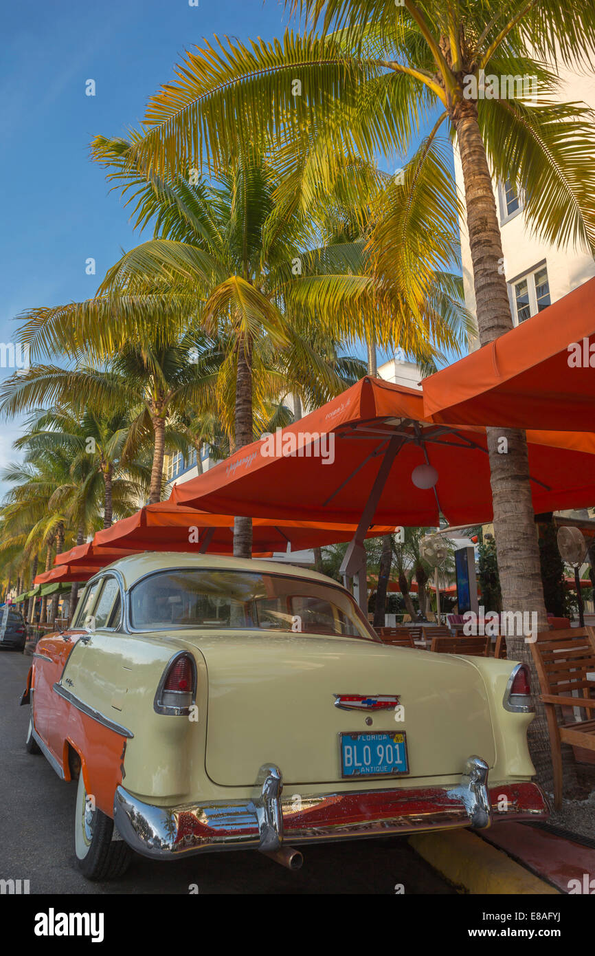 VINTAGE 1955 CHEVROLET BEL AIR (©GENERAL MOTORS CORP 1955) STRASSENCAFÉS OCEAN DRIVE SOUTH BEACH MIAMI BEACH FLORIDA USA Stockfoto