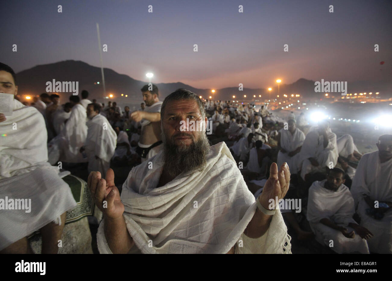 Mekka, Saudi Arabien. 3. Oktober 2014. Muslimische Pilger beten am Berg Arafat, in der Nähe von Mekka, wie sie an eines der Hadsch-Rituale am 3. Oktober 2014 teilnehmen. Die Pilger führen eine Reihe von Ritualen während der jährlichen Hadsch. Sie umrunden die Kaaba siebenmal, läuft hin und her zwischen den Hügeln von Al-Safa und Al-Marwah, trinken aus dem Zamzam Brunnen, geht auf den Ebenen von Berg Arafat in Vigil stehen und wirft Steinen in einem Ritual Steinigung des Teufels. Bildnachweis: ZUMA Press, Inc./Alamy Live-Nachrichten Stockfoto