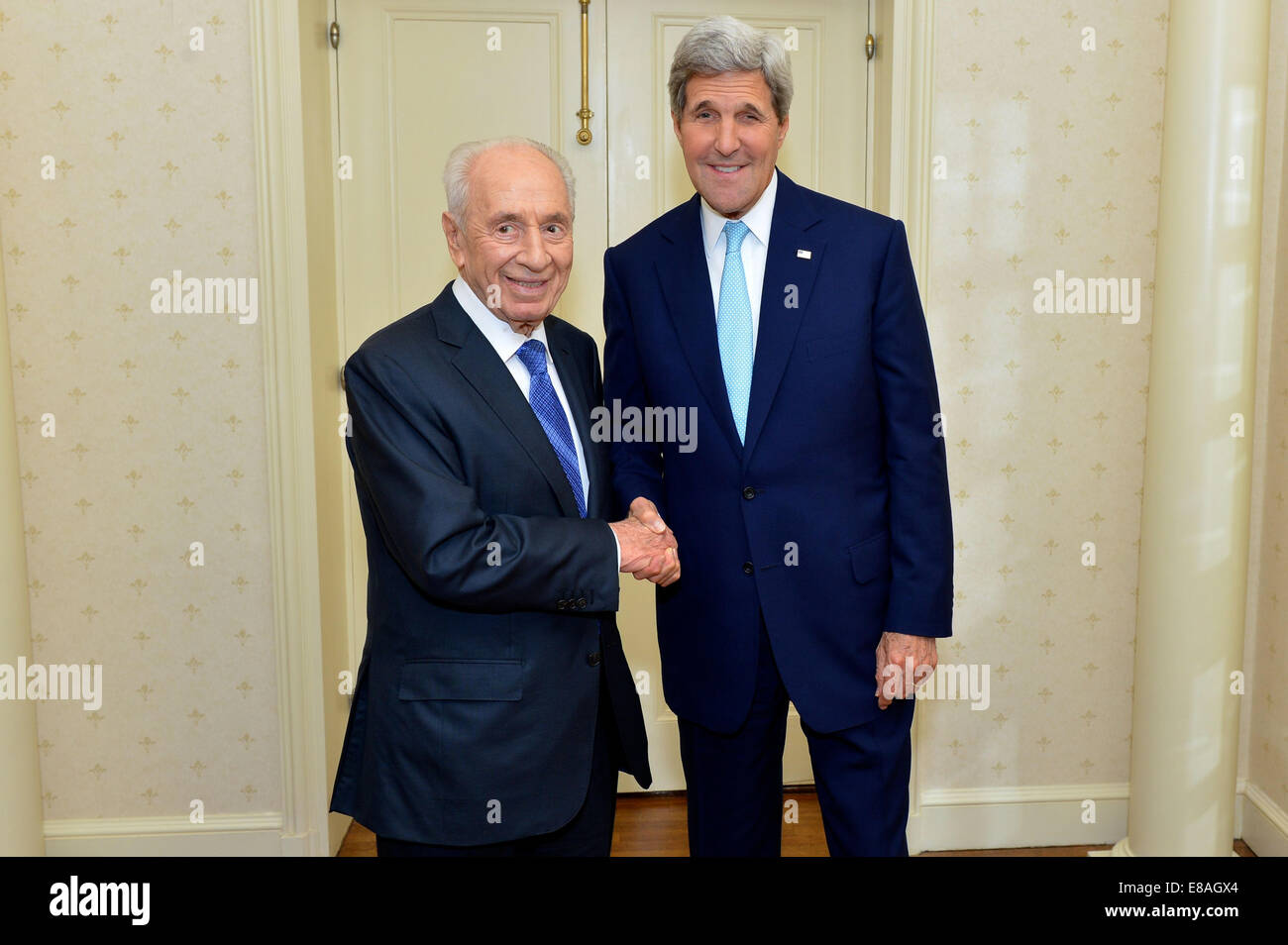 US-Außenminister John Kerry trifft sich mit ehemaligen israelischen Präsidenten Shimon Peres in New York City am 22. September 2014. Die Stockfoto