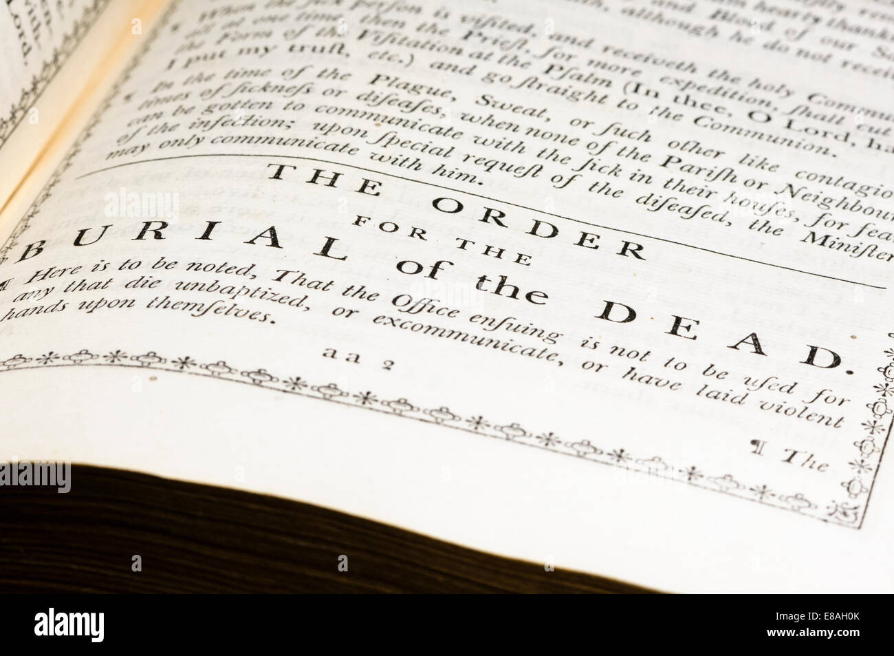 Ordnung für die Bestattung der Toten in einer sehr alten Version von Book Of Common Prayer (CofE) Stockfoto