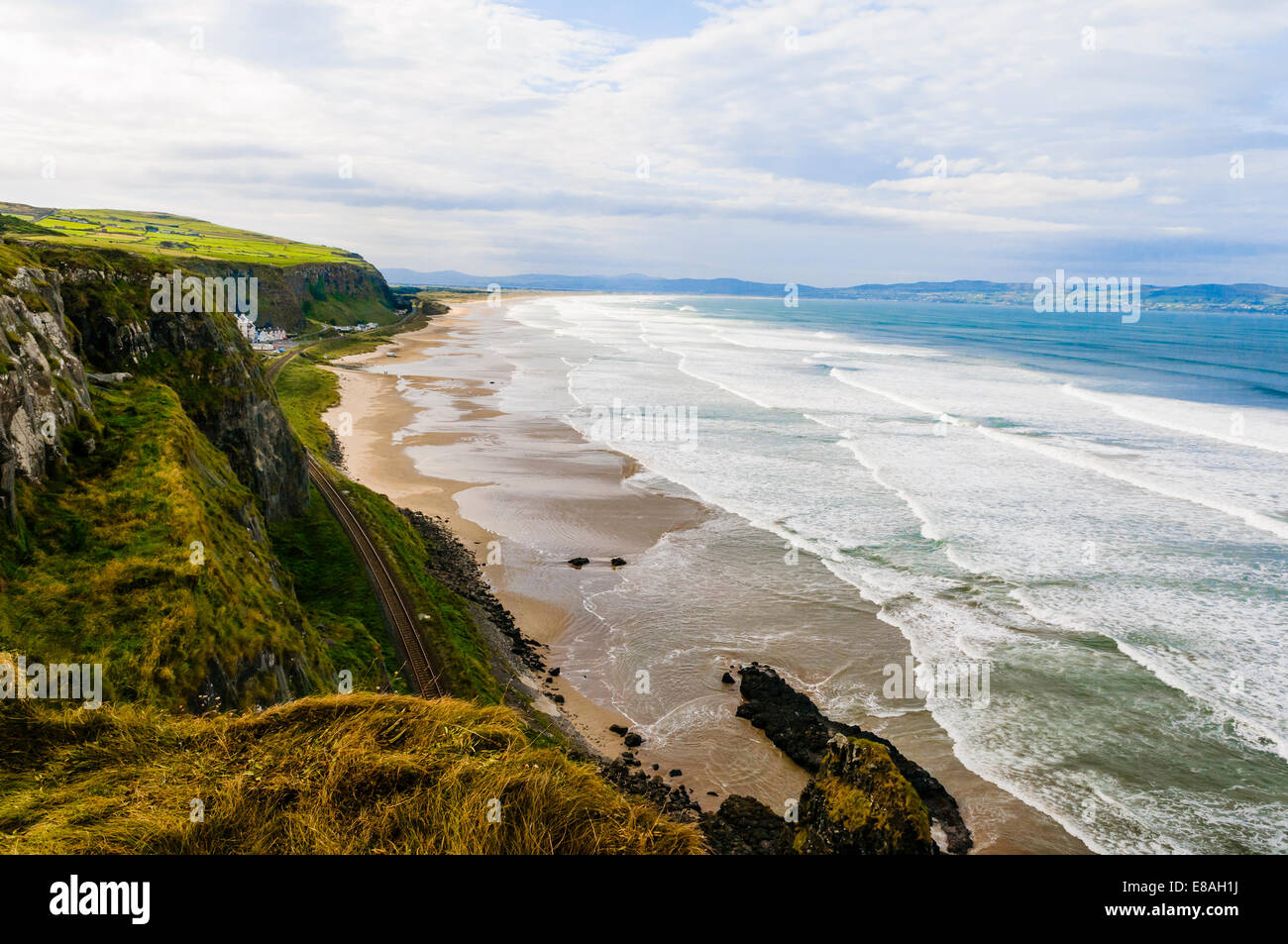 Mussenden Strand, Downhill, Co. Londonderry Nordirland. Die Bahnreise hier gilt als eines der besten in der Welt werden Stockfoto