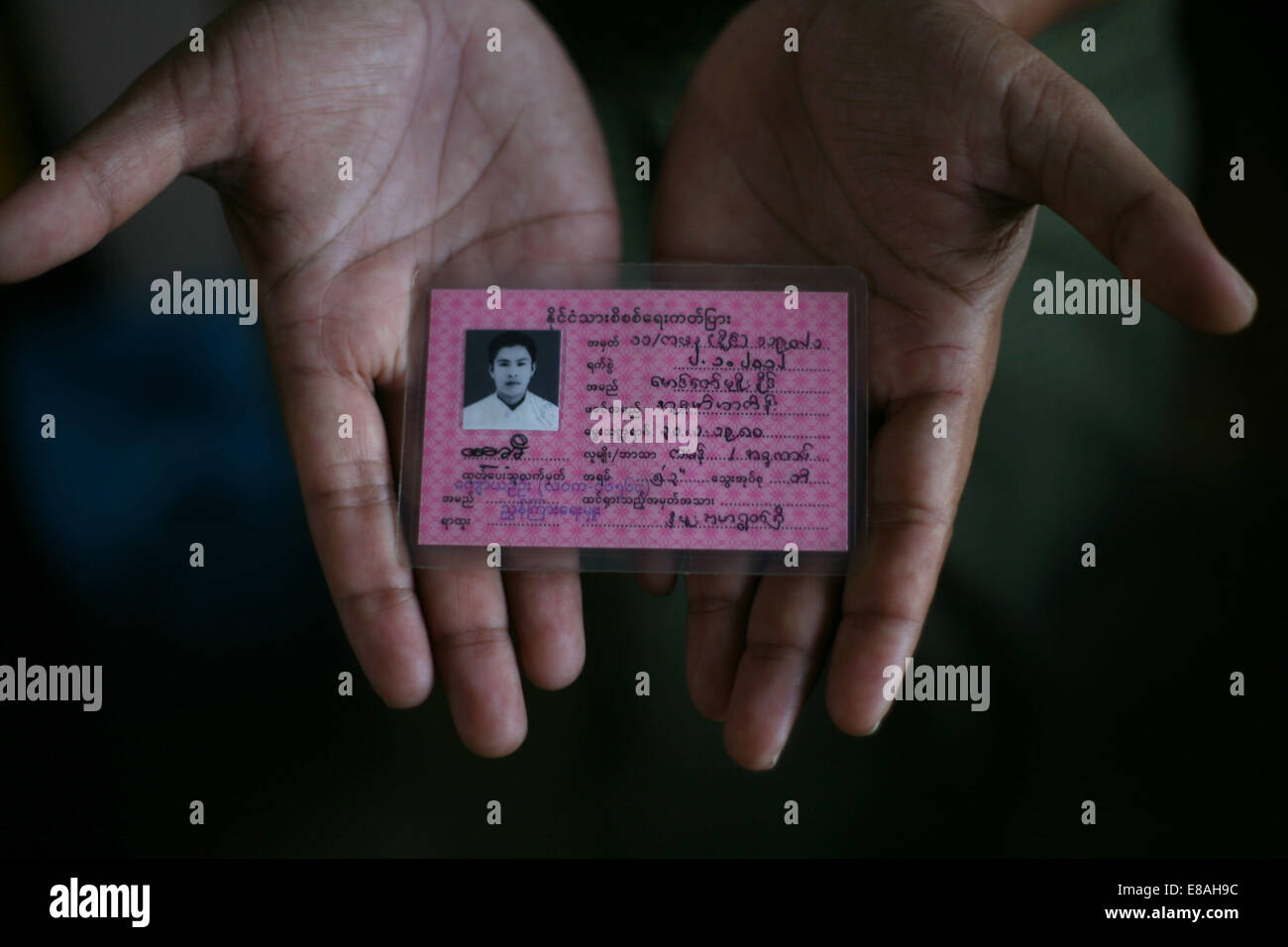 Mae Sot, Thailand. 3. Oktober 2014. A verfolgt Rohingya Mann aus Arakan State in Myanmar benannte Zaw Myo posiert mit seinen birmanischen Ausweis in der Bordertown, Mae Sot, im nördlichen Thailand.Zaw Myo verbringen Sie Zeit in einem Flüchtlingslager in Kyaukpyo Western Rakhine State.he, Verfolgung durch buddhistische Mobs entkam und schließlich flohen nach Thailand © Rohan Radheya/ZUMA Draht/Alamy Live News Stockfoto