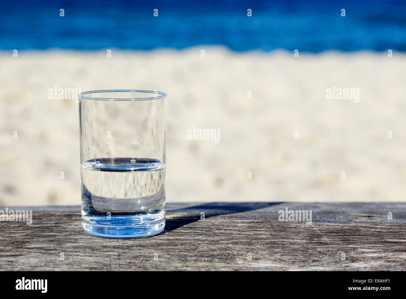 Glas ist halb voll Wasser Stockfoto