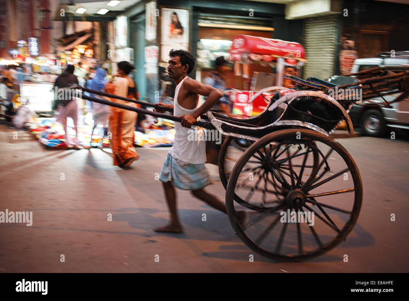 Gezogenen Rikscha in der Straße in Zentralverriegelung Kolkata, Indien. Stockfoto
