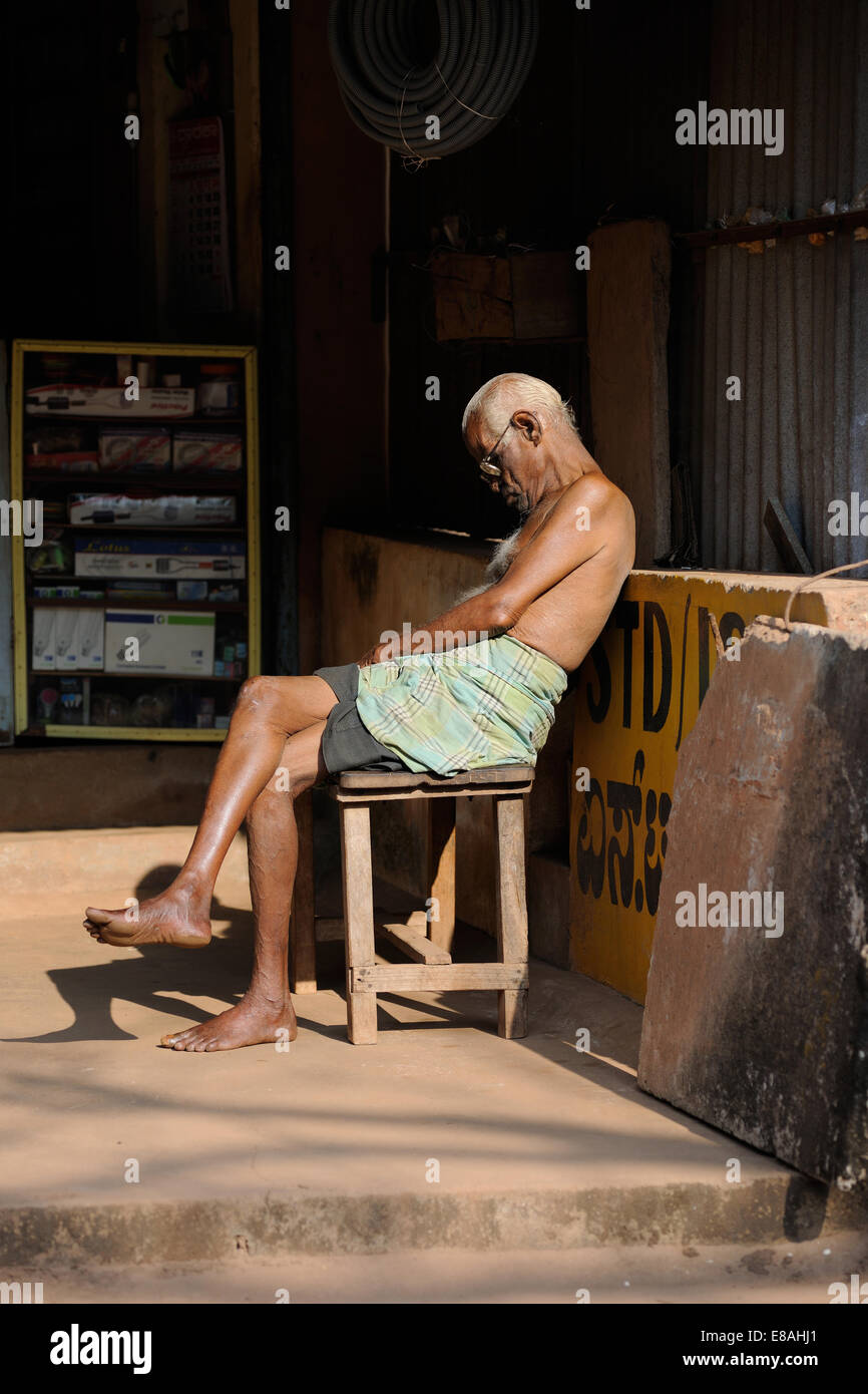 Indischer Mann, Ladenbesitzer, schlafen in der Ladentür Stockfoto