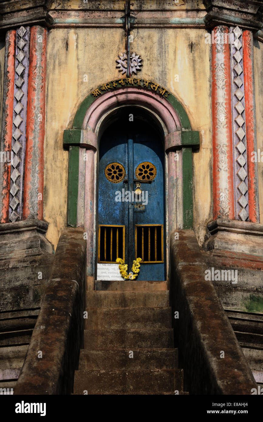 Treppe zur Tür des Tempels in Gokarna, Karnataka, Indien Stockfoto