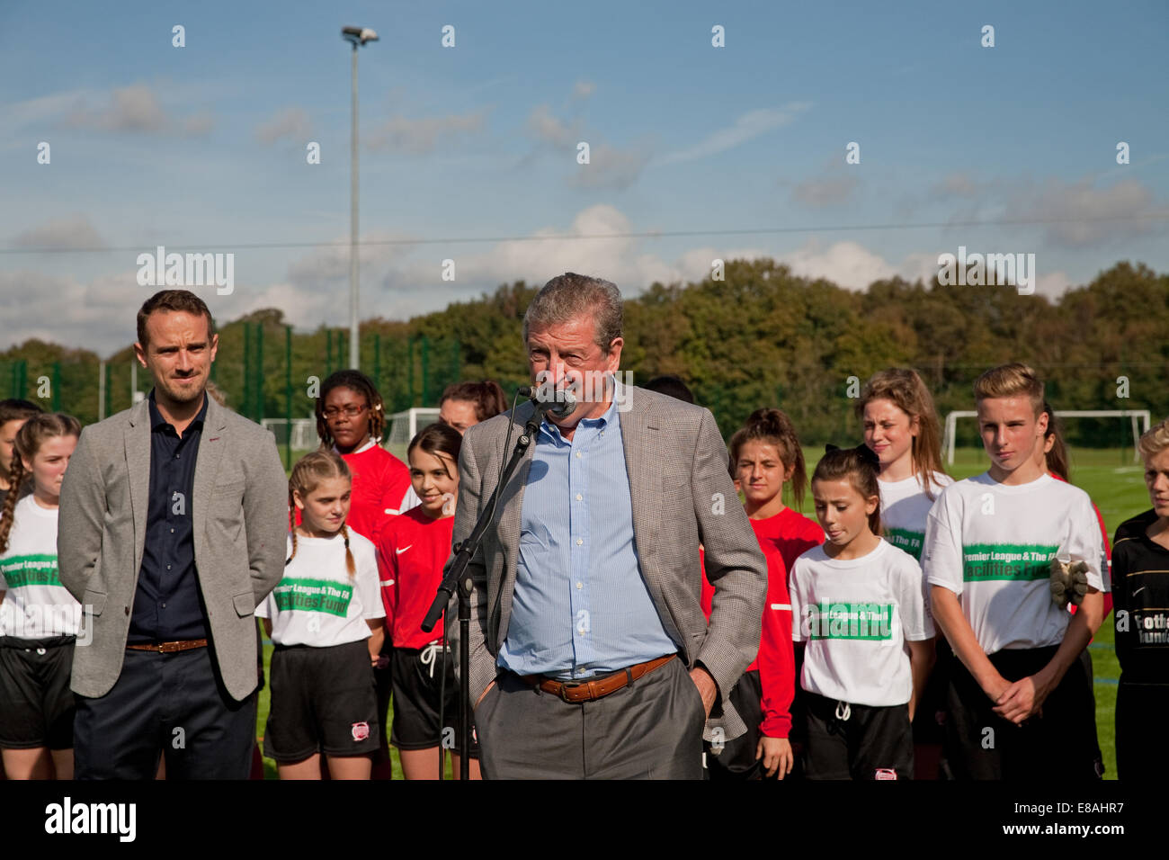 Mark Sampson England Frauen Teammanager und Roy Hodgson England Manager bei der Eröffnung des neuen 3G Stellplatz am Charles-Darwin-Schule in Biggin Hill Stockfoto