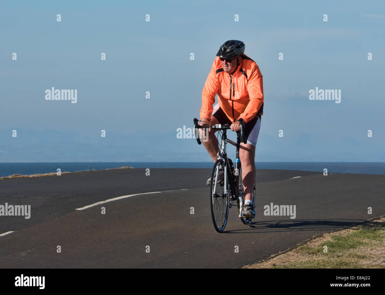 Ältere männliche Radfahrer reiten entlang der Küste weg in Blackpool, Lancashire, Großbritannien Stockfoto