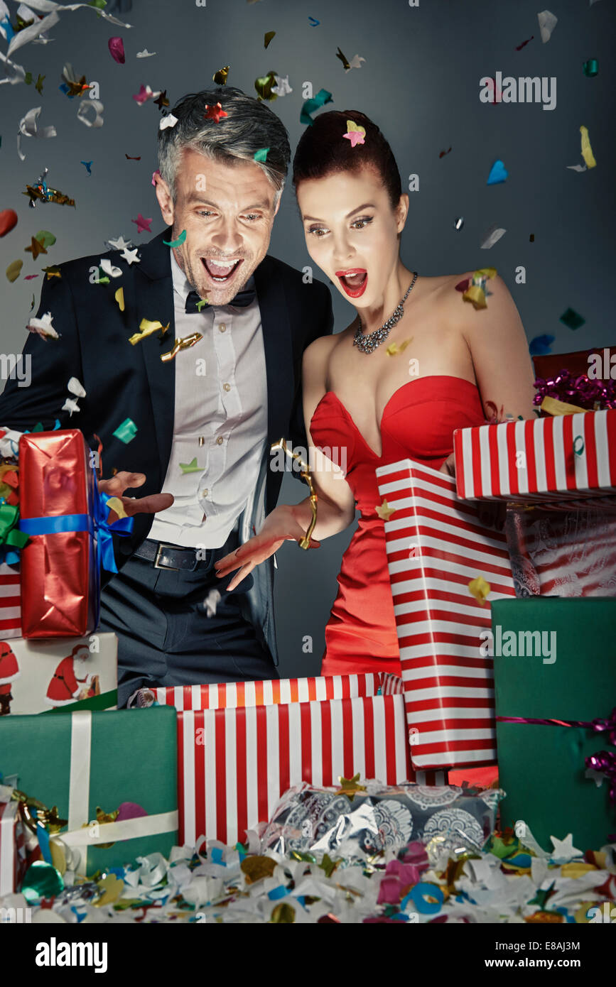 Mann und Frau begeistert von Weihnachtsgeschenke Stockfoto