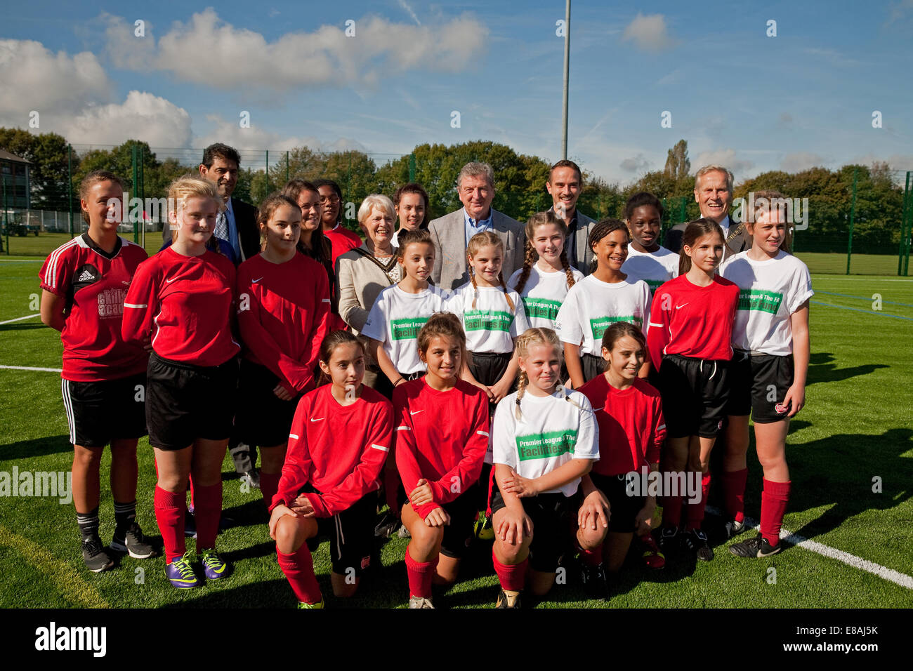 Kinder posieren für ein Gruppenfoto mit Roy Hodgson England Manager und Teamchef Mark Sampson England Frauen, bei der Eröffnung des neuen 3G Stellplatz am Charles-Darwin-Schule in Biggin Hill Stockfoto