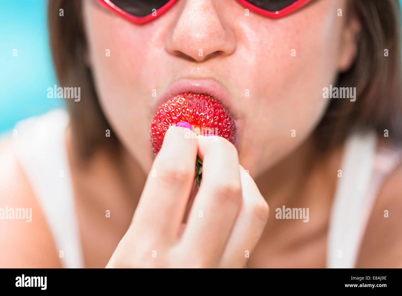 Porträt der jungen Frau Erdbeere beißen beschnitten Stockfoto
