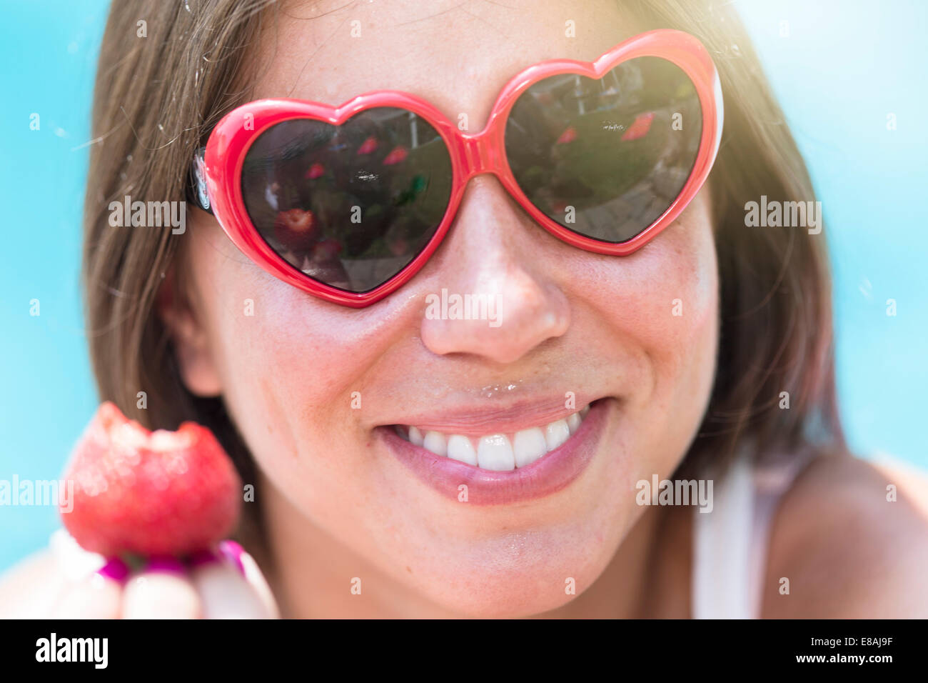 Porträt der jungen Frau Erdbeere essen Nahaufnahme Stockfoto