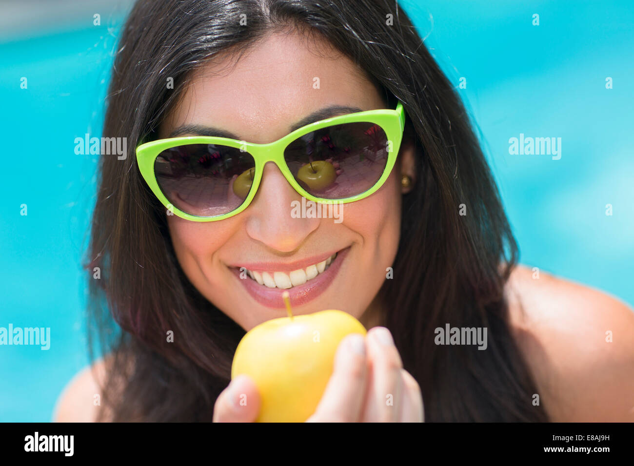 Porträt der jungen Frau Pool hält apple Stockfoto