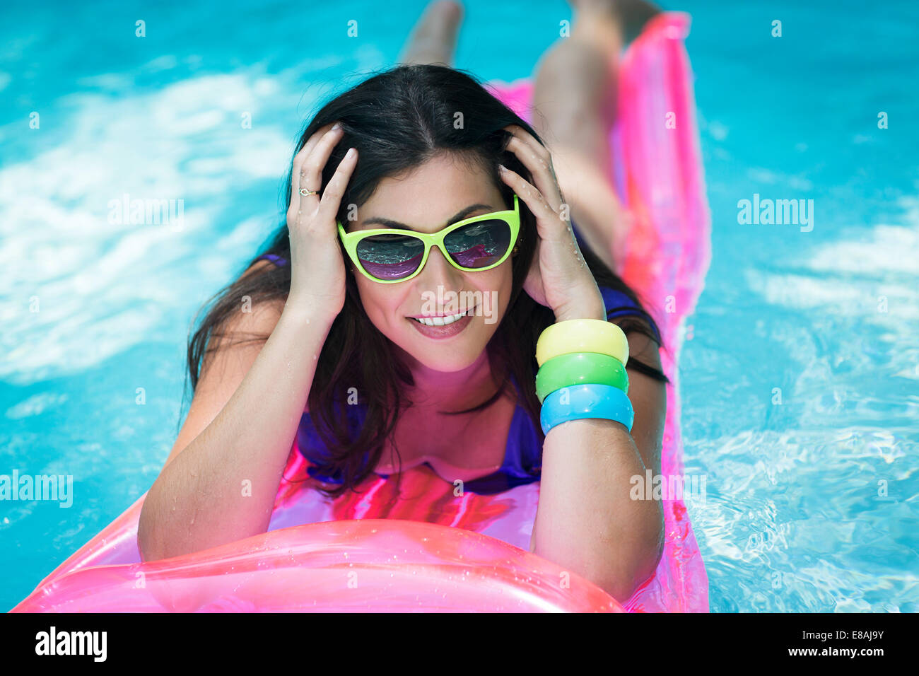 Porträt Der Jungen Frau Auf Luftmatratze Im Pool Sonnenbaden Stockfotografie Alamy 