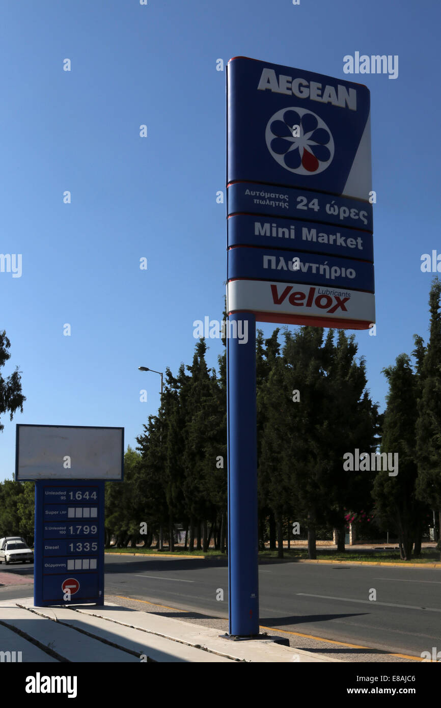 Athen Griechenland Griechische Ägäis Tankstelle und Minimarkt Zeichen Stockfoto