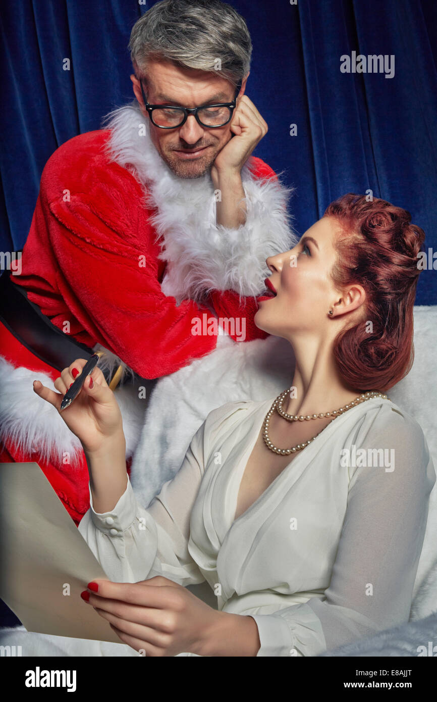 Frau, die Wunschzettel an den Weihnachtsmann Stockfoto