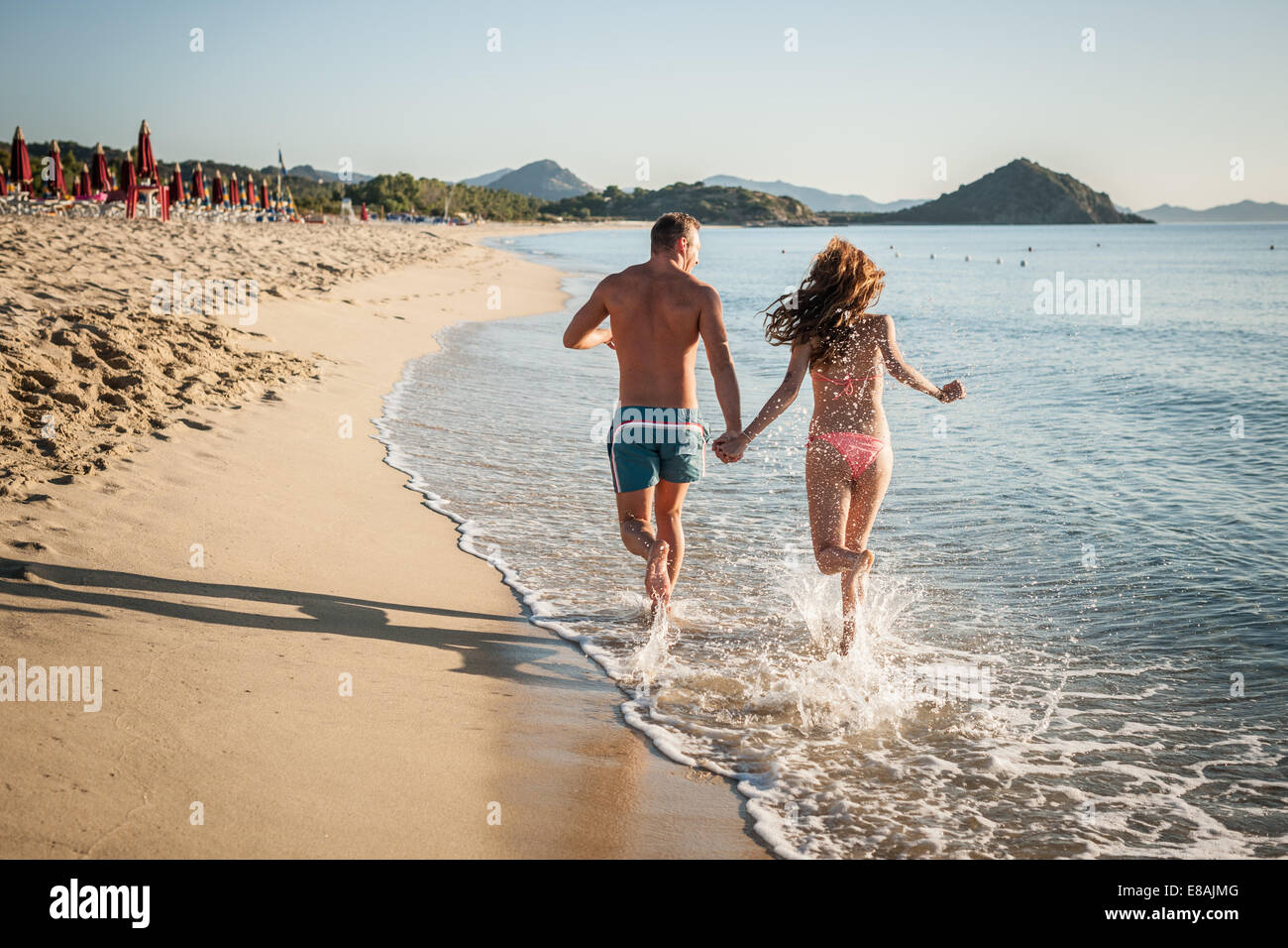 Junges Paar im Meer, Castiadas, Sardinien, Italien Stockfoto